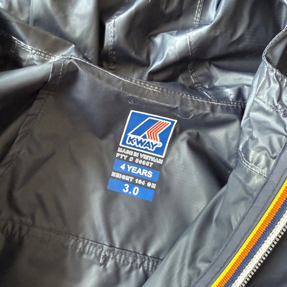 LE VRAI CLAUDE
BLUE DEPHT
KIDS PACKABLE FULL ZIP WINDBREAKER RAIN JACKET - Picture 3 of 4
